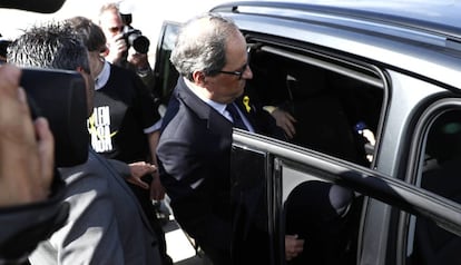 Quim Torra, president de la Generalitat, entra al cotxe oficial després de visitar els 'Jordis' a Soto del Real.