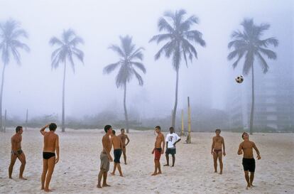 El alma del fútbol en Brasil, sin adornos, sin reglas, pero con un acuerdo tácito. Sin silbatos ni espacios marcados. Incluso sin balón. Una bola de calcetines o una naranja pueden ser el cuero. Son las peladas.En la imagen, unos amigos en la playa de Ipanema en 1997.