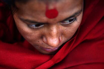 Una mujer hindú de Nepal durante el festival Swasthani, en Katmandú. Las mujeres del Himalaya hacen un mes de ayuno con la esperanza de una vida próspera y la felicidad conyugal.