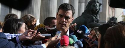 Pedro Sánchez en la escalinata de la Puerta de Los Leones del Congreso, el pasado noviembre.