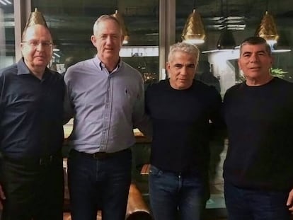 Da direita para a esquerda, Moshe Yalow, Benny Gantz, Yair Lapid e Gabi Ashkenazi