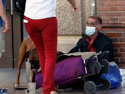 Una persona sin recursos en una calle de Valencia.