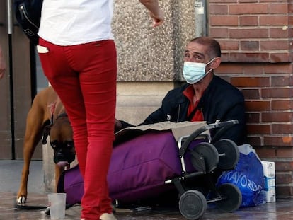 Una persona sin recursos en una calle de Valencia.