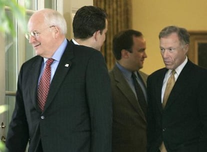 Cheney (izquierda) y Libby salen del Despacho Oval tras una reunión en 2005.