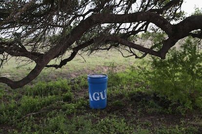 Un bidón con agua permanece en una zona de transito de migrantes irregulares en la localidad de Falfurrias, Texas (EE UU), el 17 de marzo de 2017.