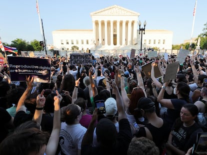 Manifestantes a favor del aborto protestan frente al Tribunal Supremo de EE UU, este viernes.