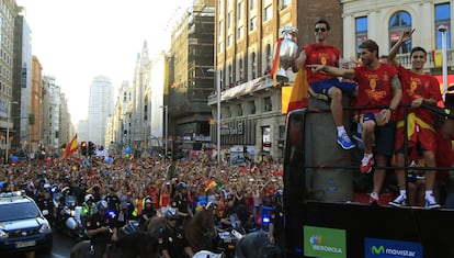 Álvaro Arbeloa sostiene la Eurocopa durante el pasacalle por Madrid.