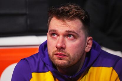 Luka Doncic llora al ver un vídeo tributo que Dallas le dedicó antes del juego de este miércoles.