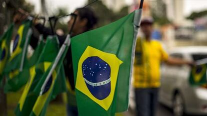 &Agrave; venda em Curitiba, uma bandeira do Brasil &agrave;s avessas.
