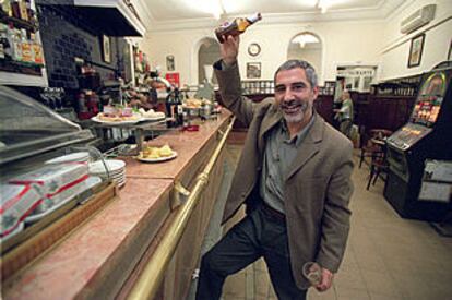 Gaspar Llamazares escancia una cerveza sin alcohol.