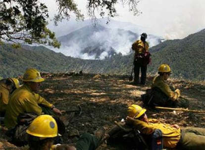 Un grupo de bomberos toma un descanso en Big Sur, California