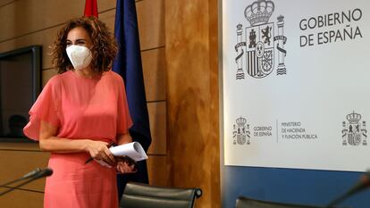 La ministra de Hacienda y Función Pública, María Jesús Montero, atiende a la prensa tras una reunión, el 2 de agosto en Madrid.