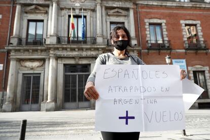 Familiares de españoles que permanecen en Argentina se manifiestan este jueves en las inmediaciones del Ministerio de Exteriores en Madrid para denunciar la situación de desprotección de la Embajada española en Argentina. A primeros del mes de mayo, 1.500 españoles habían conseguido regresar a España desde Buenos Aires, después del cierre de las fronteras a raíz de la pandemia de coronavirus, pero aún permanecen cientos de personas que no lo han logrado y que solicitan que se programen nuevos vuelos.