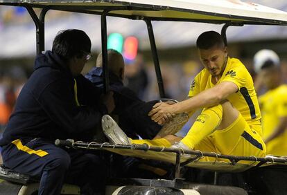 Benedetto se retira del campo tras sufrir la lesión ante Racing.