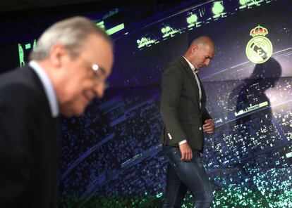 Rueda de prensa de presentación de Zinedine Zidane (a la derecha) como nuevo entrenador del Real Madrid, junto al presidente, Florentino Pérez, en el Santiago Bernabéu el 11 de marzo. Zidane regresaba nueve meses después de dejar el cargo para sacar al equipo blanco de su crisis, con un contrato hasta el 2022.