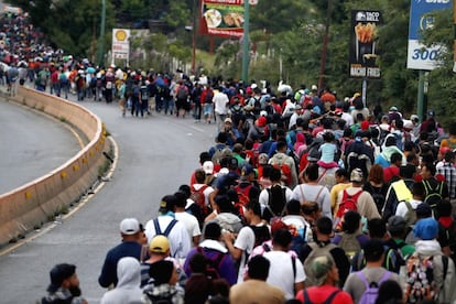 La caravana de migrantes hondureños sigue su paso desde la ciudad de Chiquimula, rumbo al departamento de Zacapa (Guatemala), durante su tercera jornada. La expedición salió el sábado pasado desde San Pedro Sula, ciudad del norte de Honduras, con la idea de llegar a Estados Unidos, incluso a Canadá, aduciendo razones de seguridad y la busca de mejores condiciones de vida. 