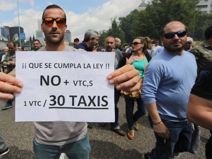 Un taxista durante la huelga del pasado mayo, en Madrid.