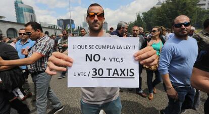 Un taxista durante la huelga del pasado mayo, en Madrid.