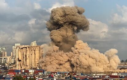 La cara norte de los silos de Beirut (Líbano), un símbolo de la explosión de 2020, se derrumbó el martes completamente tras sufrir varios derrumbes parciales en las últimas semanas a causa de un persistente incendio provocado por la fermentación del grano atrapado en su interior. Esta imagen, extraída de un vídeo grabado el martes, muestra el humo y el polvo saliendo de los silos.