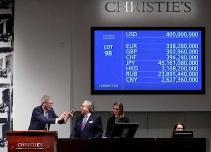 El subastador y presidente de Christie&#039;s, Jussi Pylkkanen (izquierda), despu&eacute;s de aceptar la oferta de 400 millones de d&oacute;lares sobre la pintura &#039;Salvator mundi&#039;, de Leonardo da Vinci.