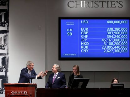 El subastador y presidente de Christie&#039;s, Jussi Pylkkanen (izquierda), despu&eacute;s de aceptar la oferta de 400 millones de d&oacute;lares sobre la pintura &#039;Salvator mundi&#039;, de Leonardo da Vinci.