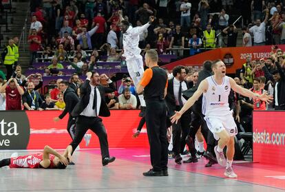 Jugadores del Real Madrid tras el triunfo en la final.