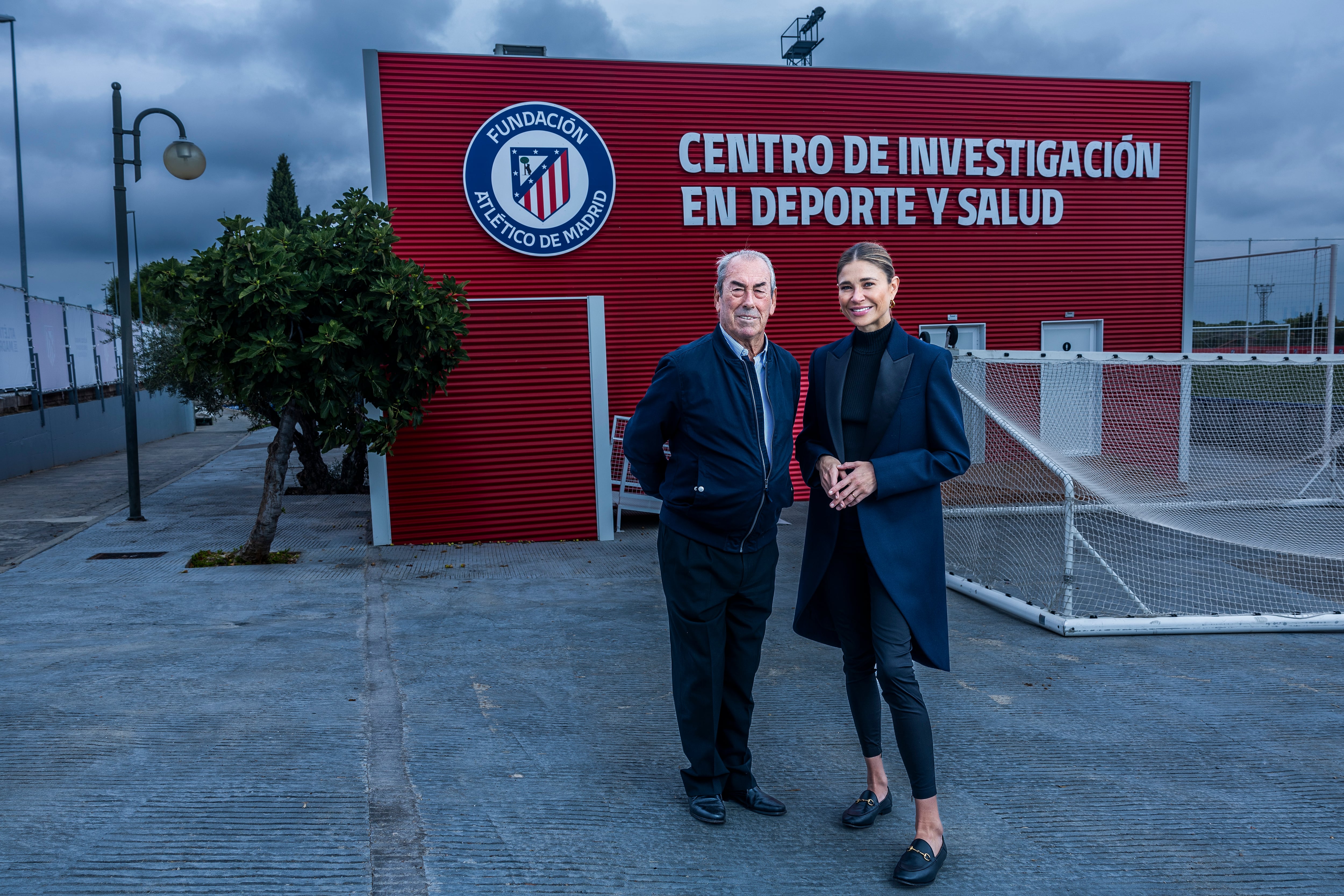 Adelardo y Carla Pereyra, de la Fundación Atlético de Madrid, en la Ciudad deportiva del Atlético de Madrid, en Majadahonda, Madrid.