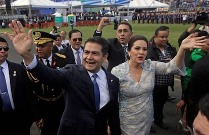 Juan Orlando y su esposa a su llegada al Estadio Nacional de Honduras