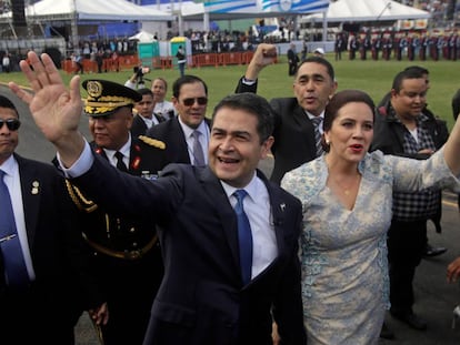 Juan Orlando y su esposa a su llegada al Estadio Nacional de Honduras