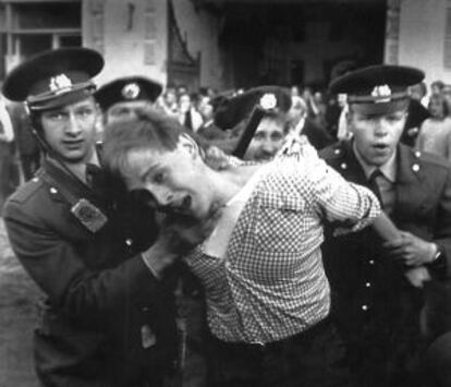 La policía detiene en Moscú a una manifestante en favor de las Repúblicas Bálticas el 25 de agosto de 1989.
