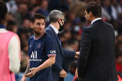 Messi gesticula ante Pochettino en el momento de su sustitución.