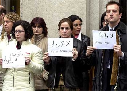 Algunos de los trabajadores que se sumaron a los paros de 15 minutos convocados a medioda para mostrar su rechazo a los atentados de Madrid sostienen pancartas escritas en rabe y castellano hoy en Bilbao. La autora de los atentados ha sido reivindicado por Al Qaeda, pero el ministerio de Interior todava no ha confirmado la informacin.