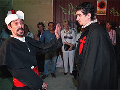 Dos actores caracterizados como Luis de Góngora y Francisco de Quevedo, durante el paseo por el Madrid del siglo XVII organizado por el Ayuntamiento.