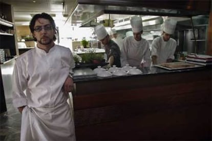 El <i>chef</i> Quique Dacosta, delante de la cocina de El Poblet, su restaurante de Denia (Alicante).