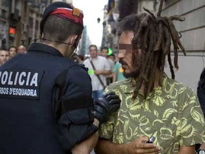 Una patrulla dels Mossos identifica un home al nucli antic de Barcelona.