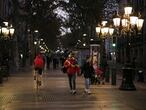 18/11/20 En la imagen, varias personas pasean con mascarilla protectora de la Covid-19 por la Rambla. Barcelona, 18 de noviembre de 2020 [ALBERT GARCIA] 

