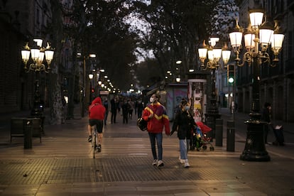 Varias personas pasean con mascarilla por la Rambla de Barcelona, el 18 de noviembre.