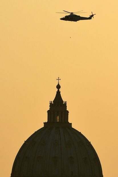 Benedicto XVI ha abandonado el Vaticano en helicóptero, a las 17.07 horas de este jueves, con destino a Castel Gandolfo, donde a las 20.00 horas, 28 de febrero, se hará efectiva la renuncia a su Pontificado. El helicóptero con el Papa Benedicto XVI a bordo vuela sobre la basílica de San Pedro en Vaticano.