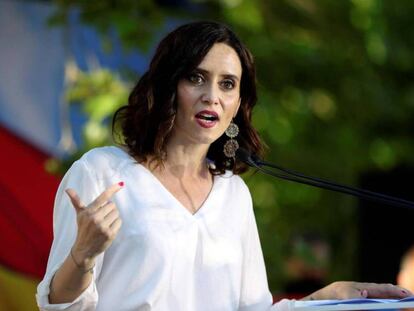 La candidata del PP a la Presidencia de la Comunidad de Madrid, Isabel Díaz Ayuso, en el Parque de Abastos de Aranjuez.