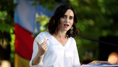 La candidata del PP a la Presidencia de la Comunidad de Madrid, Isabel Díaz Ayuso, en el Parque de Abastos de Aranjuez.