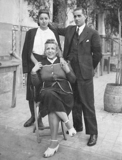La escritora y pintora Margarita Manso, junto a su madre y su segundo marido, el médico Enrique Conde (1940).