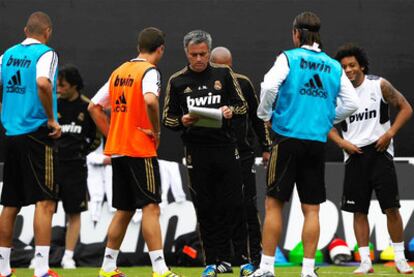 Mourinho da instrucciones a los jugadores del Madrid durante un entrenamiento de pretemporada.
