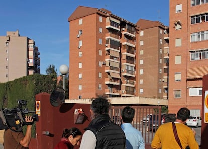 Periodistas en la puerta del edificio de Alicante donde se ha cometido el crimen.