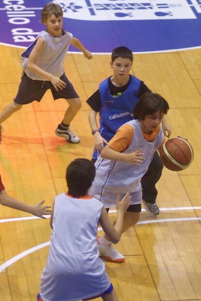 Niños del Club Basket Coruña juegan durante el descanso de un partido del primer equipo.