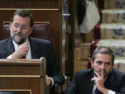 Mariano Rajoy y Carlos Aragonés, en el pleno del Congreso.