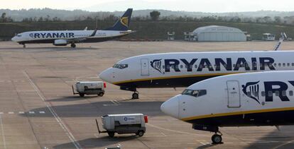 Aviones de Ryanair en el aeropuerto de Girona.