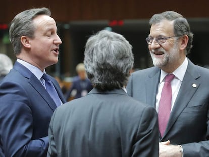 David Cameron y Mariano Rajoy conversan, este jueves en Bruselas. 