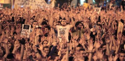 Miles de indignados, anoche en la Puertadel Sol de Madrid.