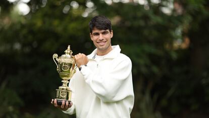 Alcaraz posa con el trofeo de campeón, este lunes en las instalaciones del All England Lawn Tennis and Club.