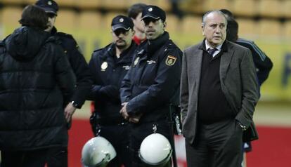 Fernando Roig, rodeado de policías tras el lanzamiento del bote de gas en El Madrigal.